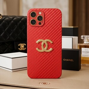 كفر "ريد إليغانس" (Red Elegance) – إصدار ألياف الكربون مع لمسة ذهبية. ايفون ١٢